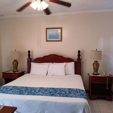 Rayon Hotel Negril Buitenkant foto