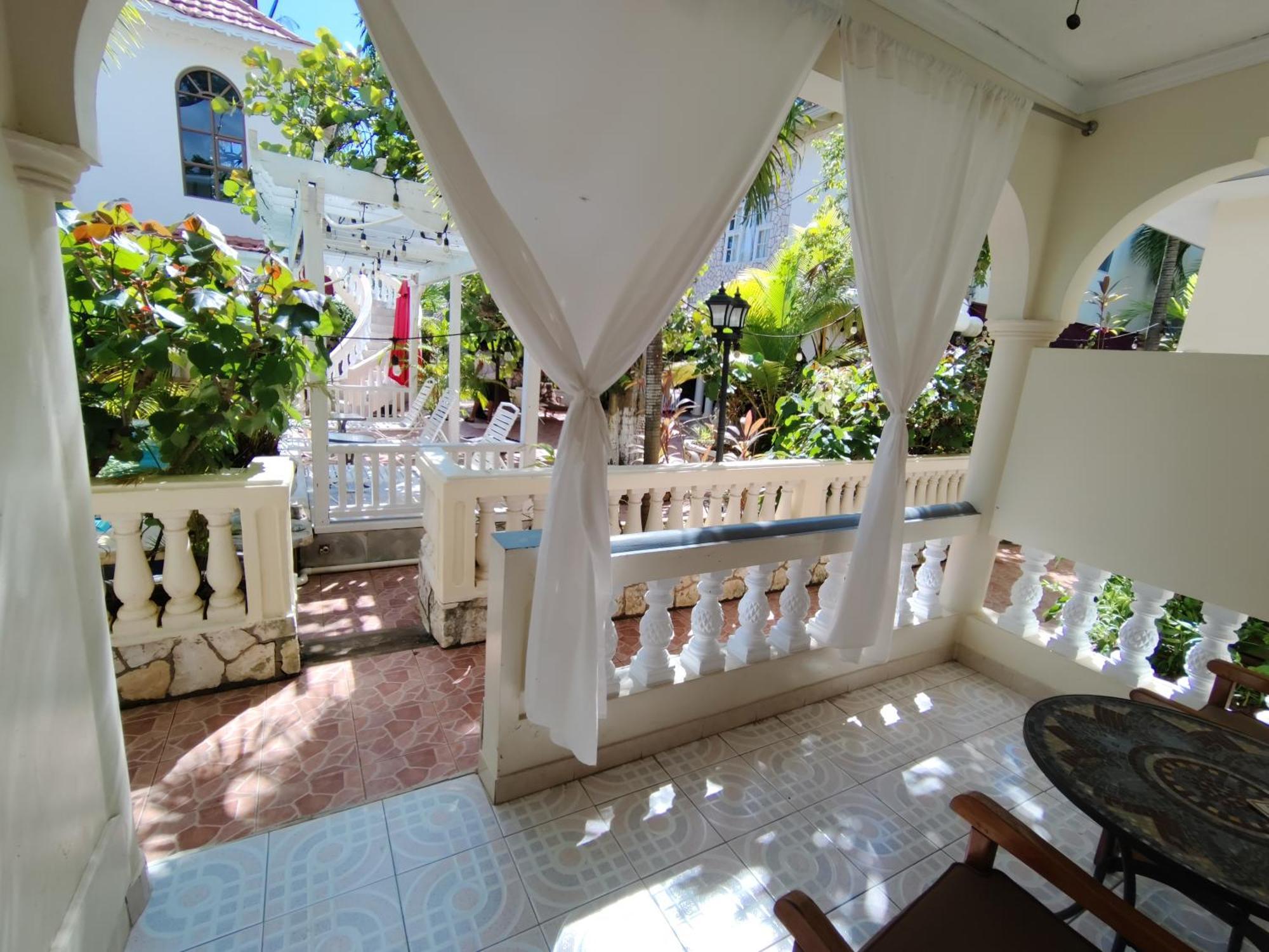 Rayon Hotel Negril Buitenkant foto