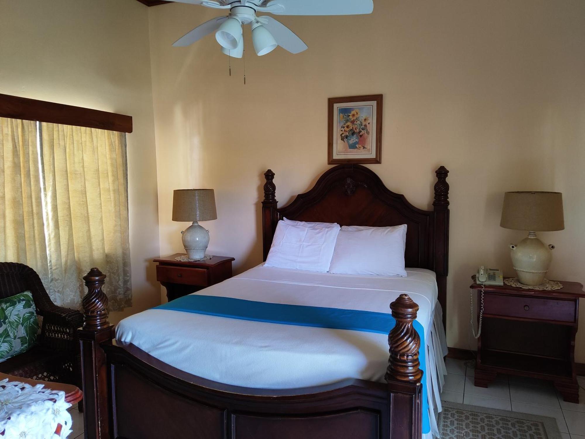 Rayon Hotel Negril Buitenkant foto
