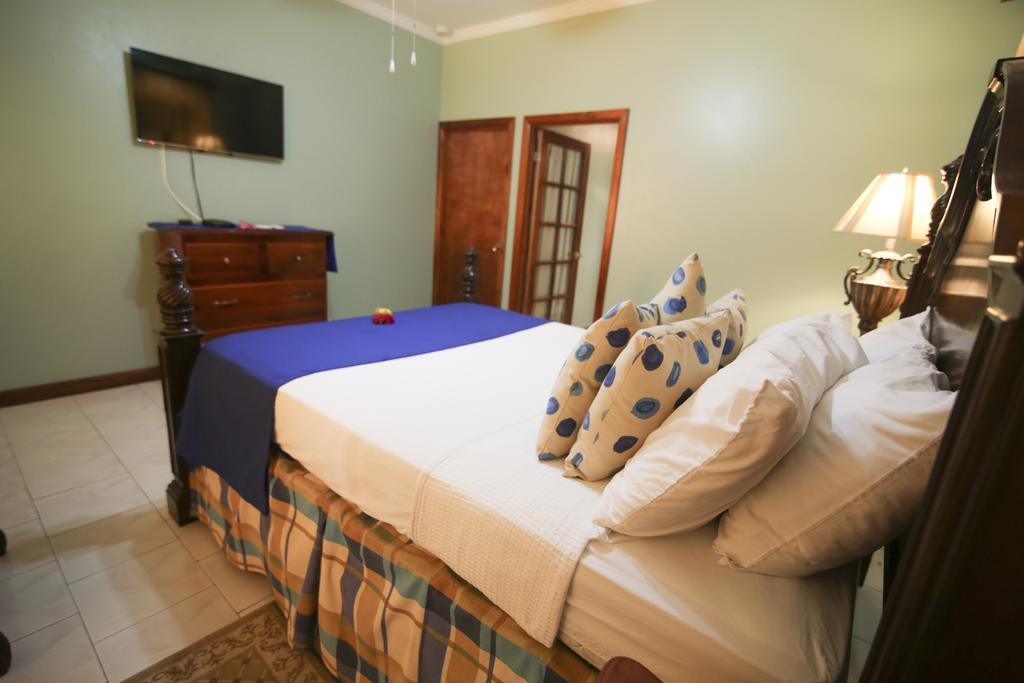 Rayon Hotel Negril Buitenkant foto