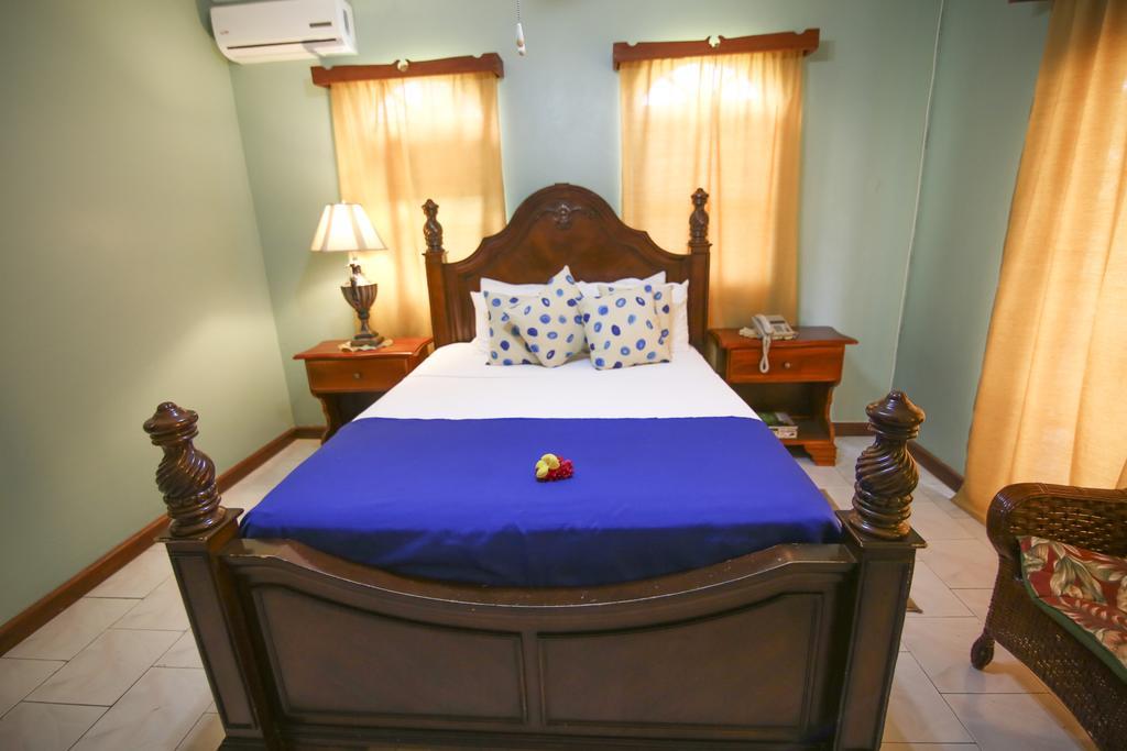Rayon Hotel Negril Buitenkant foto