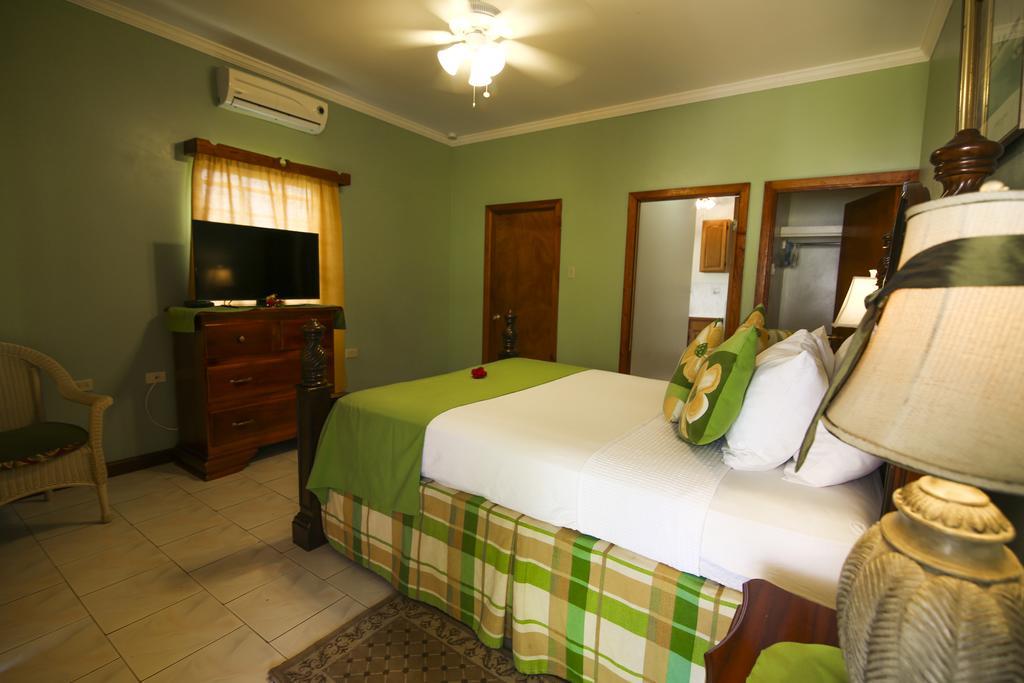 Rayon Hotel Negril Buitenkant foto