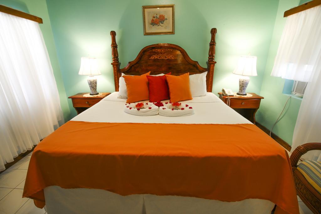 Rayon Hotel Negril Buitenkant foto