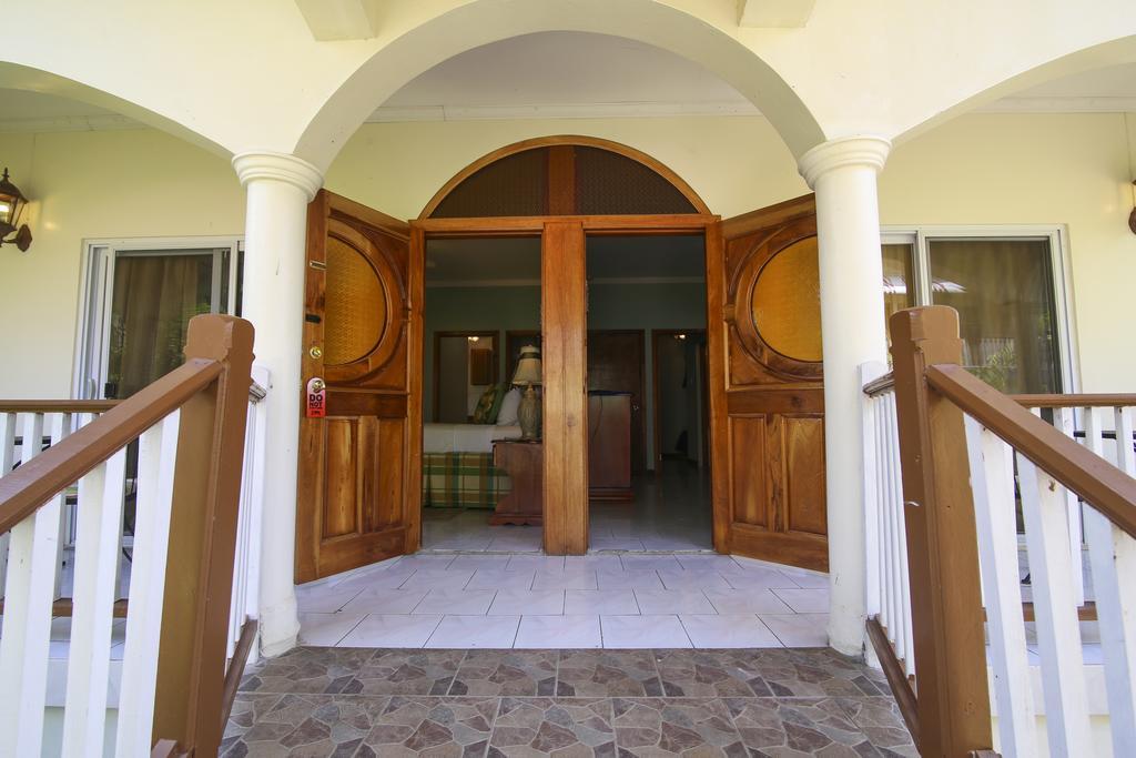 Rayon Hotel Negril Buitenkant foto