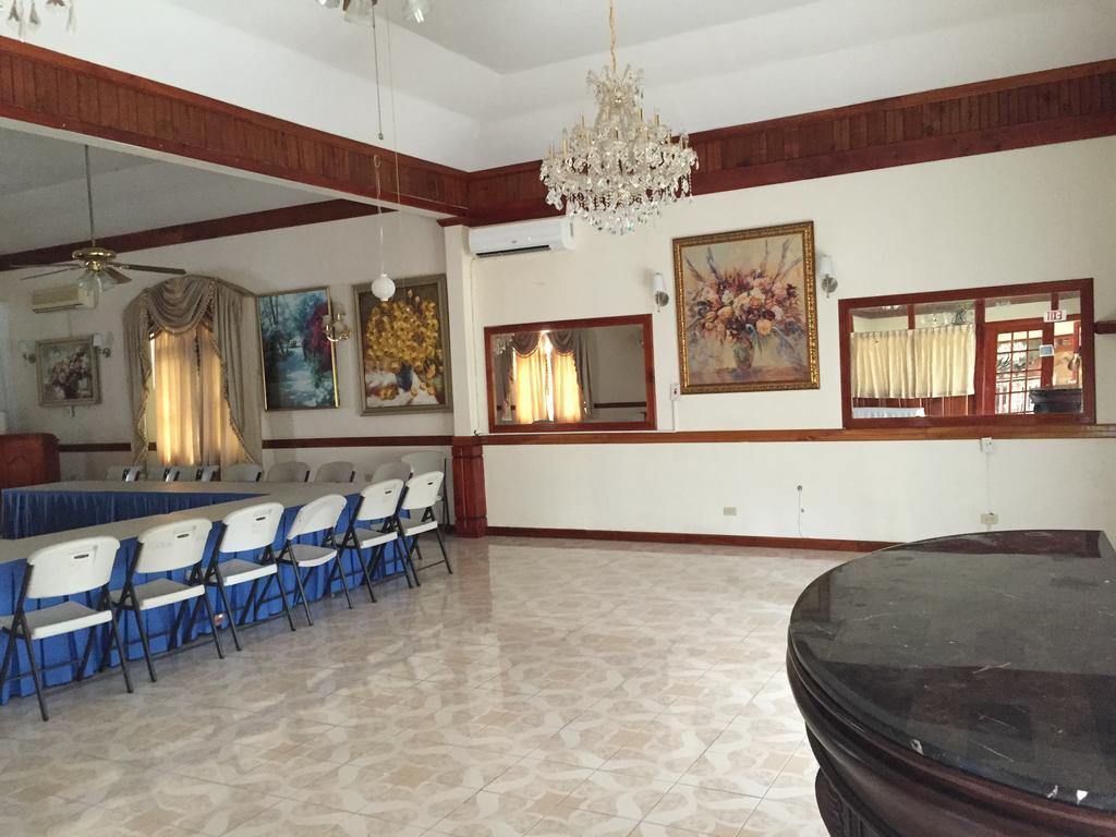 Rayon Hotel Negril Buitenkant foto