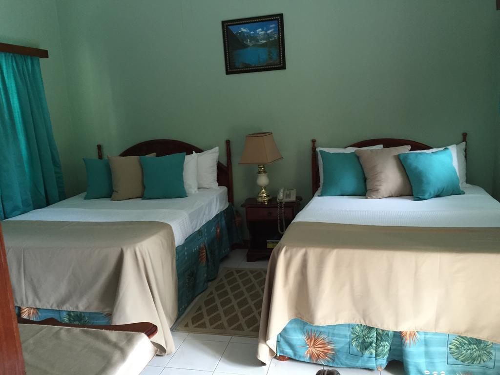 Rayon Hotel Negril Buitenkant foto