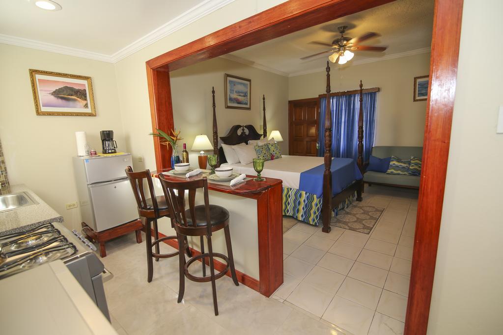 Rayon Hotel Negril Buitenkant foto
