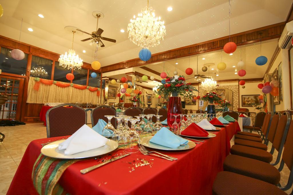 Rayon Hotel Negril Buitenkant foto