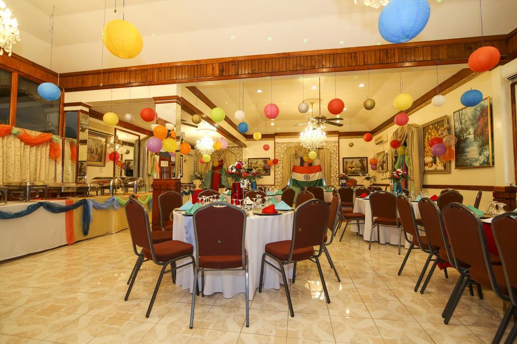 Rayon Hotel Negril Buitenkant foto