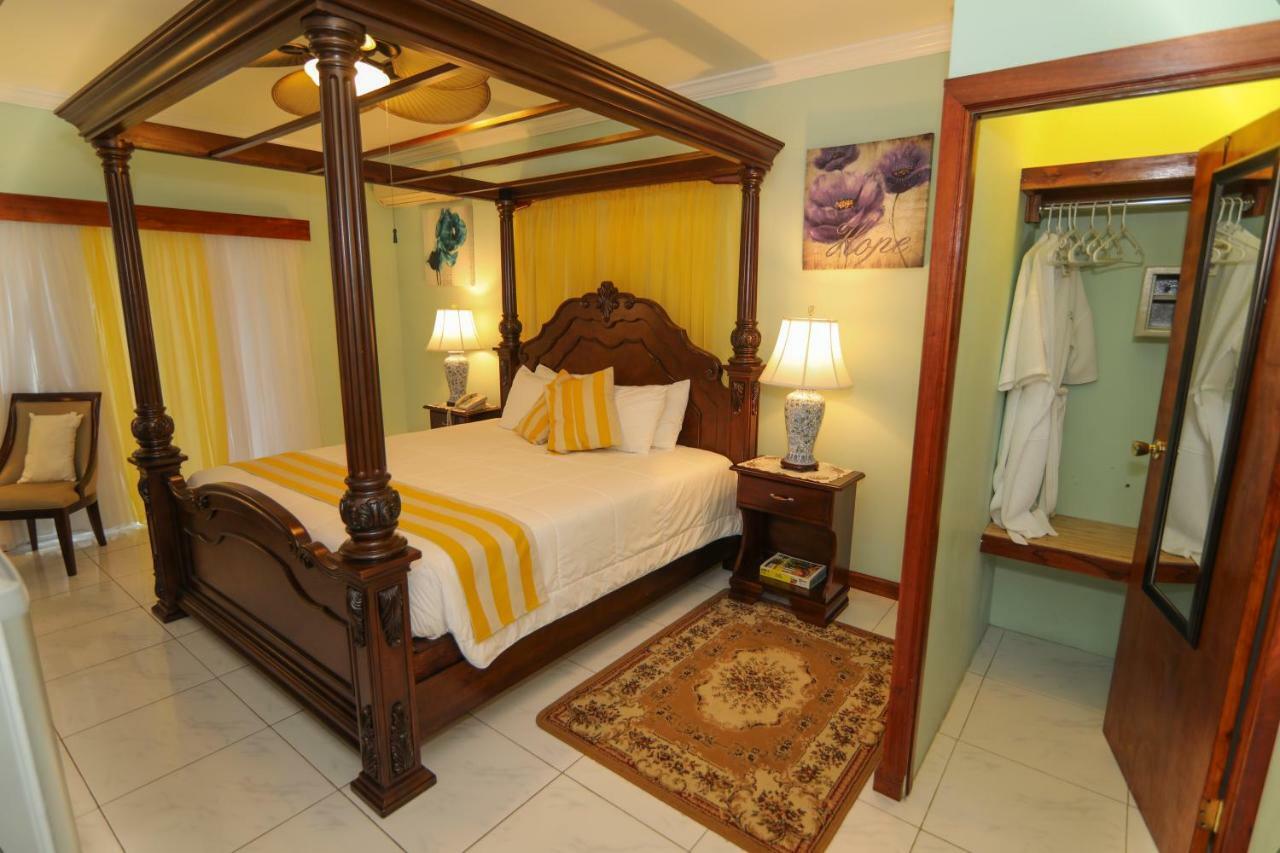 Rayon Hotel Negril Buitenkant foto
