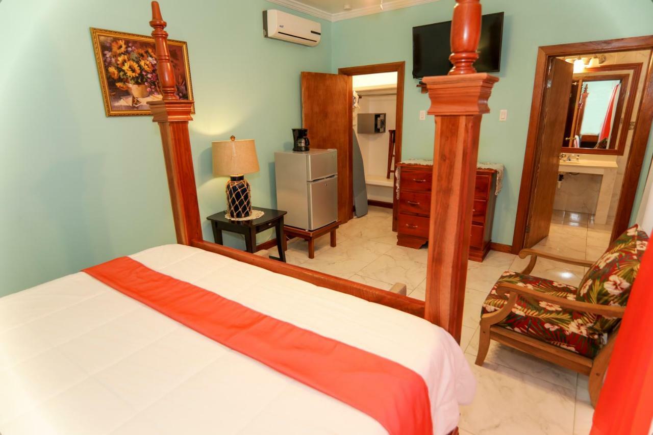 Rayon Hotel Negril Buitenkant foto